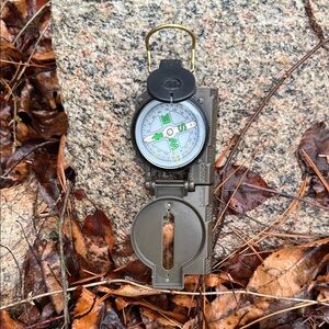 Compass Brown Liquid Filled Military-Like Style With Sighting Mirror Pre-Owned.